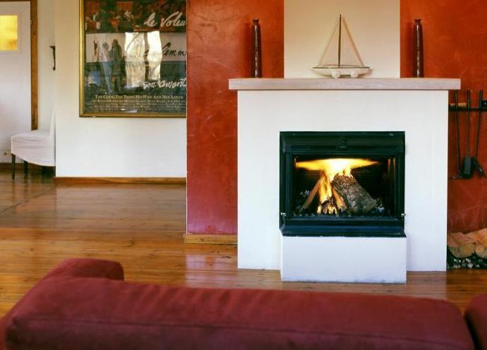cheminée avec un feu 